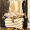 Couverture Berbère blanche et rayures jaunes et ses housses de coussins assorties